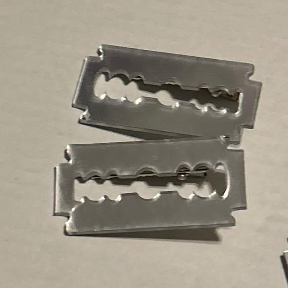 Hair Clip Pin Broach Gothic Punk Goth Hair Clip Emo Goth Blade Not Sharp - Picture 1 of 3